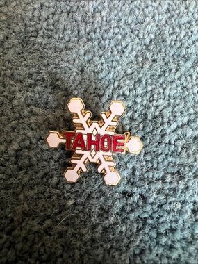 Lake Tahoe Gold Tone White/Red Souvenir Enamel Lapel Snowflake Pin, excellent